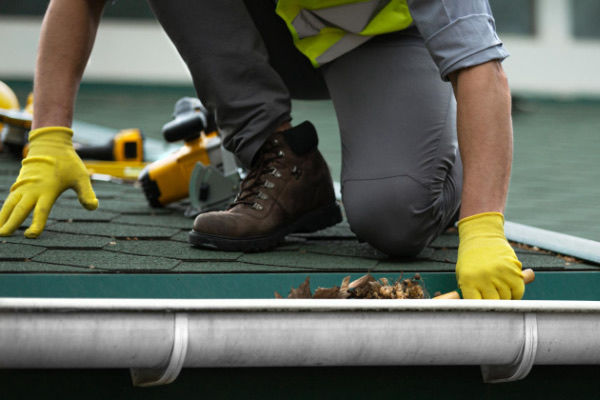 Guttering Cleaner or Repair